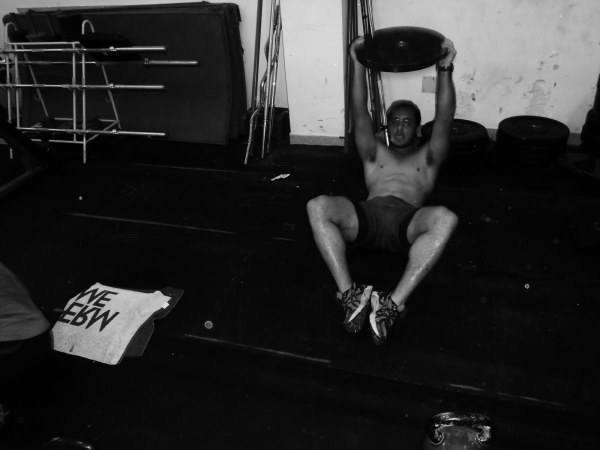 ejercicios-para-definir-tus-abdominales-con peso